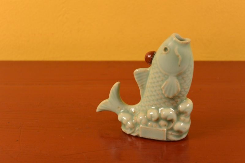 Animal Snuff Bottle in Porcelain Celadon green fish 4