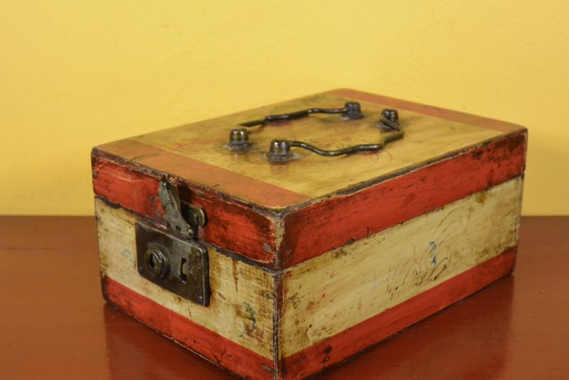 Antiguo Arcón Chino Rojo y Blanco 1
