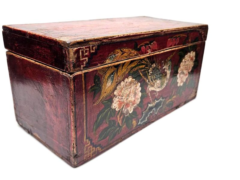 Antiguo cofre chino de madera roja adornado con un ave del Paraíso y peonías 4