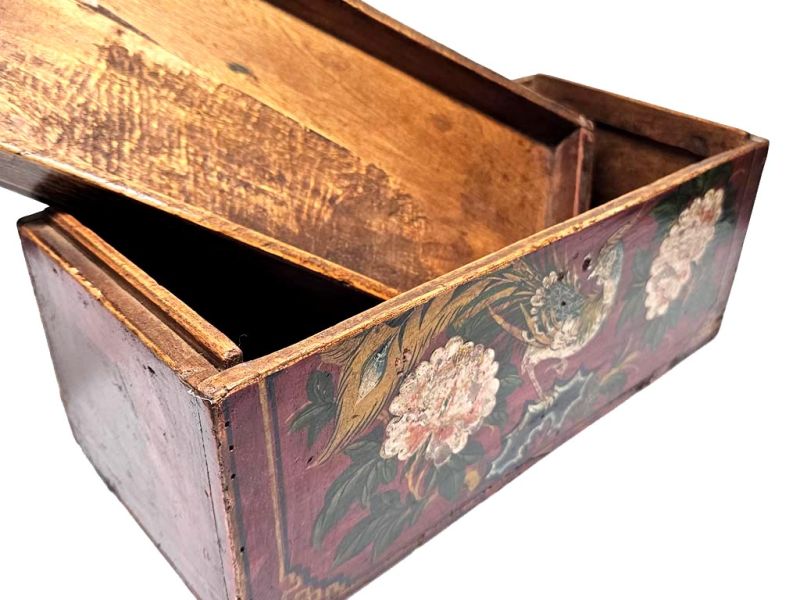 Antiguo cofre chino de madera roja adornado con un ave del Paraíso y peonías 5