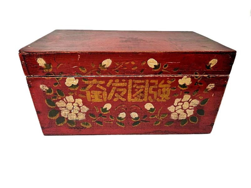 Antiguo cofre chino de madera roja con flores blancas y caracteres dorados 1