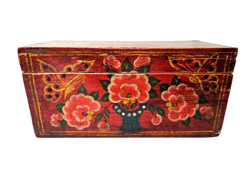 Haga clic en la imagen para ampliar Antiguo Cofre Chino de Madera Roja con Flores y Mariposas 2