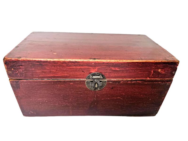 Antiguo Cofre Chino de Madera Roja Patinada con Broche de Latón 1