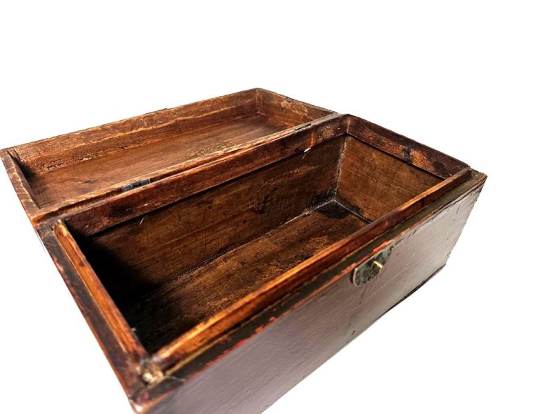 Antiguo Cofre Chino de Madera Roja Patinada con Broche de Latón 3