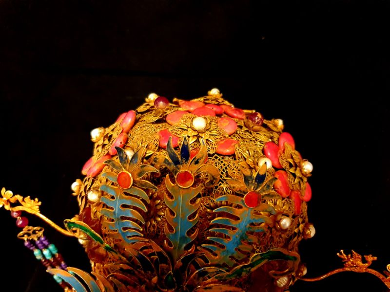 Antiguo Sombrero de teatro dorado - Emperador y Emperatriz - El Fénix Multicolor - Perlas 4