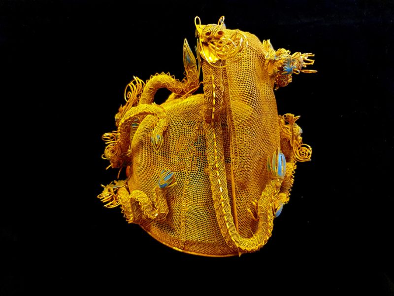 Antiguo Sombrero de teatro dorado - Emperador y Emperatriz - Los seis dragones de fuego 3