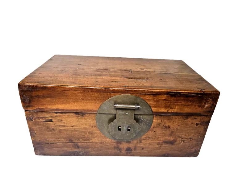 Haga clic en la imagen para ampliar Antiguo cofre chino de madera clara con pátina y broche circular 1