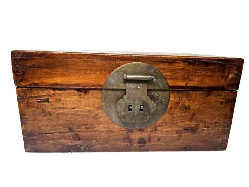 Haga clic en la imagen para ampliar Antiguo cofre chino de madera clara con pátina y broche circular 2