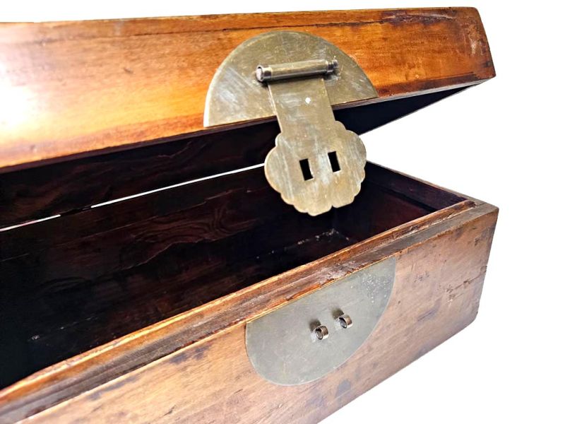 Haga clic en la imagen para ampliar Antiguo cofre chino de madera clara con pátina y broche circular 3