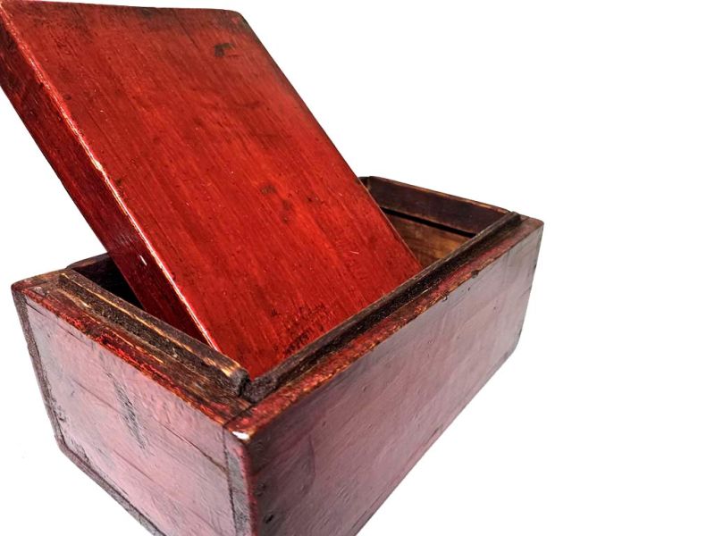 Antike Chinesische Holztruhe in Rot Lackiertem Minimalismus 3