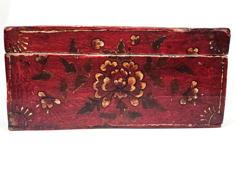 Antike chinesische Holztruhe rot mit Blumenmotiv 2