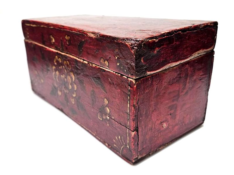 Antike chinesische Holztruhe rot mit Blumenmotiv 3