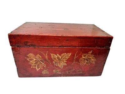 Antike chinesische rote Holztruhe mit blassen, stilisierten Blumen