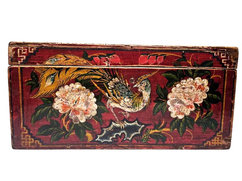 Antike chinesische rote Holztruhe mit Paradiesvogel- und Pfingstrosenmotive 2