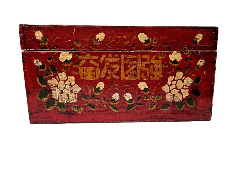Antike chinesische rote Holztruhe mit weißen Blüten und goldenen Schriftzeichen 2