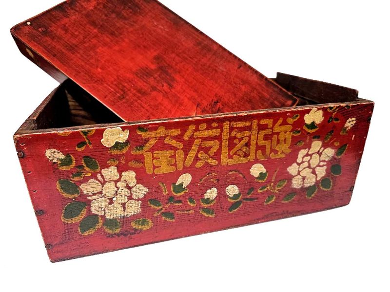 Antike chinesische rote Holztruhe mit weißen Blüten und goldenen Schriftzeichen 3