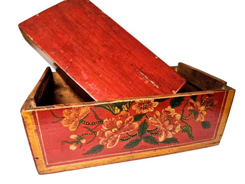 Antike Chinesische rote und gelbe Holztruhe mit Blumen 4