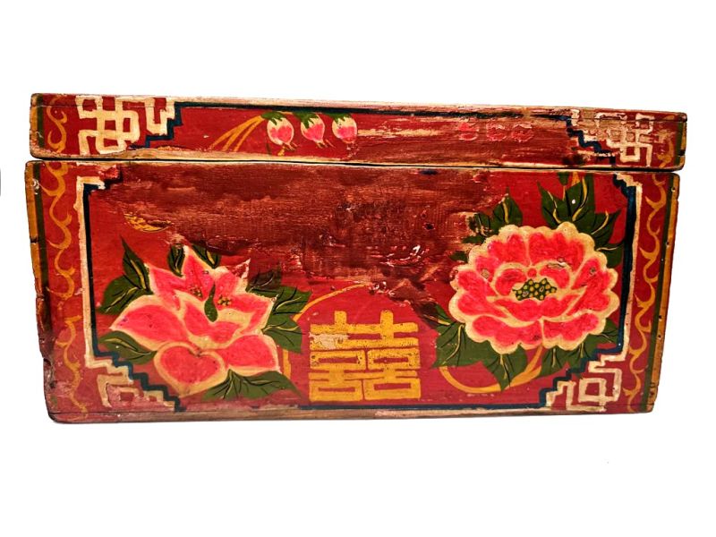 Antike chinesische Truhe aus rotem Holz mit Pfingstrosen und Doppelglückssymbol 2