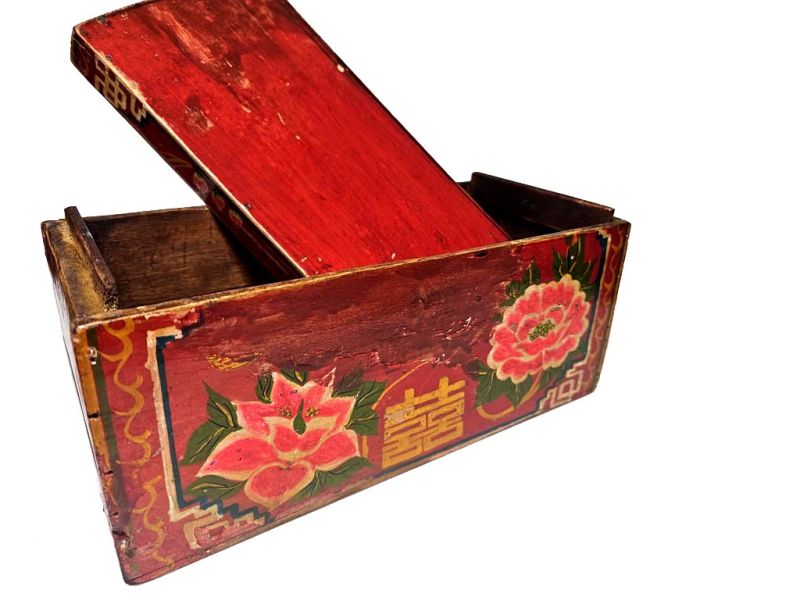 Antike chinesische Truhe aus rotem Holz mit Pfingstrosen und Doppelglückssymbol 3