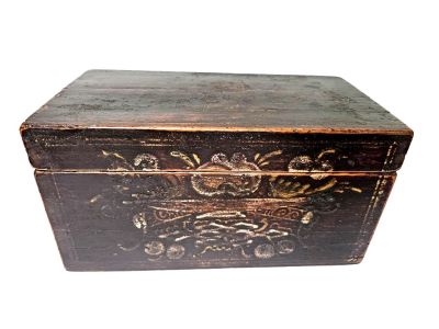 Antike chinesische Truhe aus schwarzem Holz mit floralen Motiven Antike chinesische Truhe aus schwarzem Holz mit floralen Motiven
