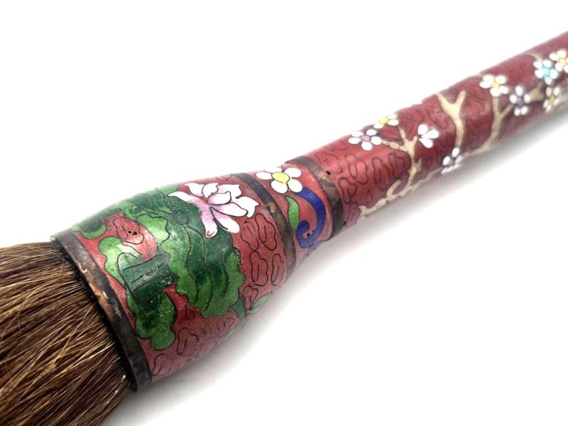 Antiker bordeauxfarbener Cloisonné-Pinsel, verziert mit zarten Kirschblüten 2