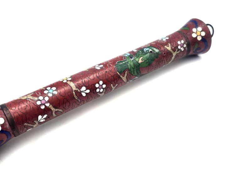 Antiker bordeauxfarbener Cloisonné-Pinsel, verziert mit zarten Kirschblüten 3