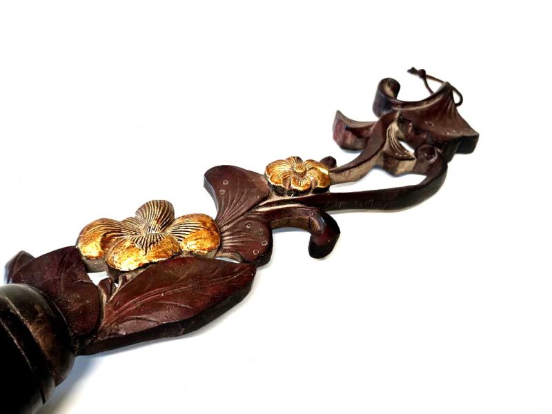 Antique Calligraphy Brush Carved with a Ginkgo Leaf and a Flower 3