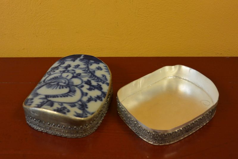 Asiatische Box Metall und Porzellan Weiß und Blau 4 5