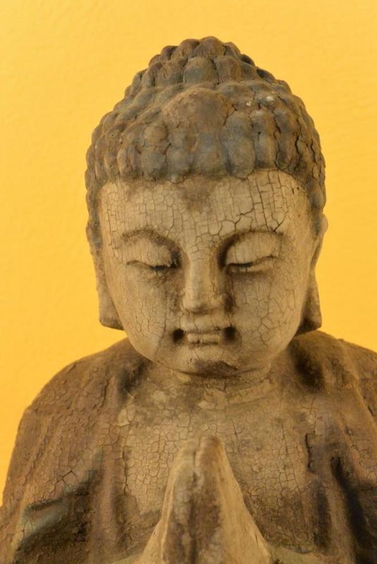 Asiatische Holzstatue Buddha auf einer Lotusblume 2