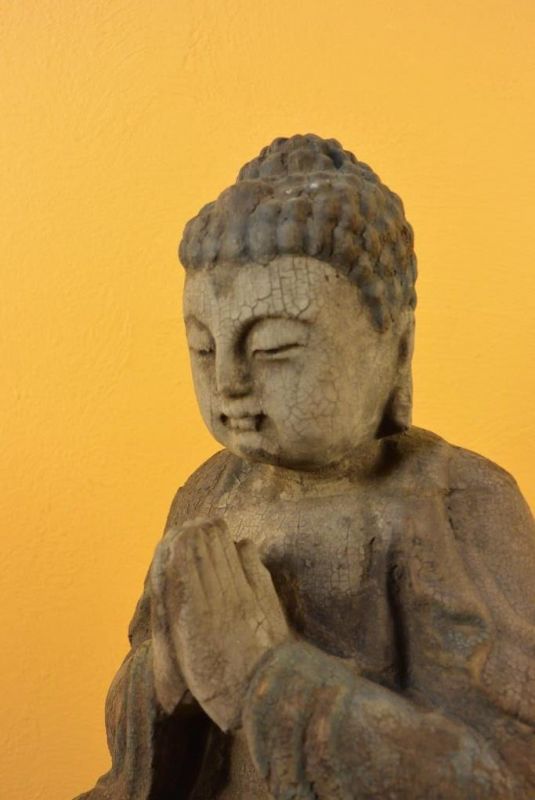 Asiatische Holzstatue Buddha auf einer Lotusblume 5