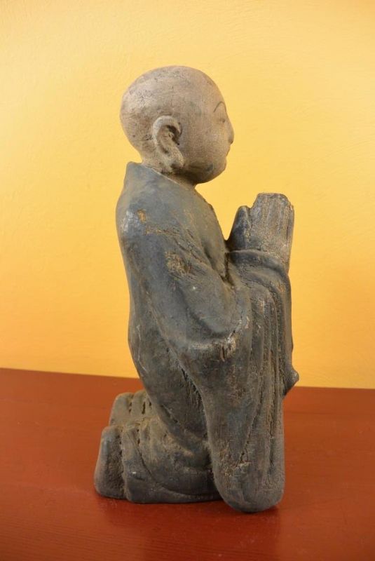 Asiatische Holzstatue Mönch im Gebet 4