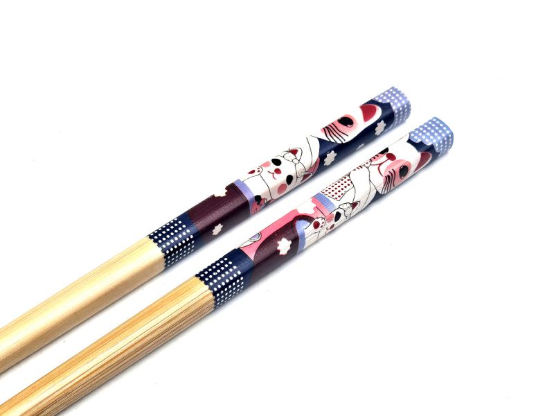 Cliquez sur la vignette pour agrandir et survolez la photo pour zoomer Baguettes Japonaises en Bambou Maneki-neko Bleu et Rose - Paire Graphique - 23 cm 2