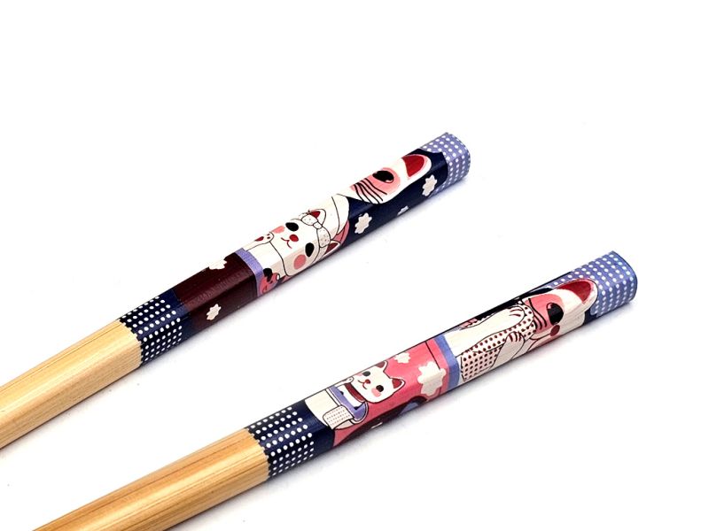 Cliquez sur la vignette pour agrandir et survolez la photo pour zoomer Baguettes Japonaises en Bambou Maneki-neko Bleu et Rose - Paire Graphique - 23 cm 3