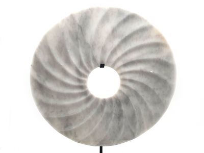 Bi-Scheibe aus Jade 30cm - Geschnitzt - Muschel / Weiß