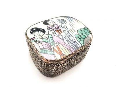 Boite Asiatique Métal et Porcelaine 2 dames de cour Boite Asiatique Métal et Porcelaine 2 dames de cour