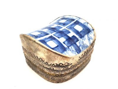 Boite Asiatique Métal et Porcelaine Blanche et Bleue 1 Boite Asiatique Métal et Porcelaine Blanche et Bleue 1