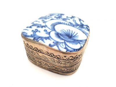 Boite Asiatique Métal et Porcelaine Blanche et Bleue 2