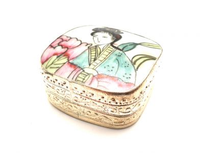 Boite Asiatique Métal et Porcelaine Femme Boite Asiatique Métal et Porcelaine Femme