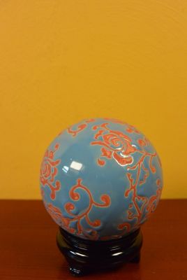 Boule Chinoise en Porcelaine avec Support Rouge et Bleue