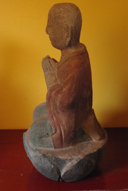 Buddhistischer Mönch auf einer Lotusblüte 4