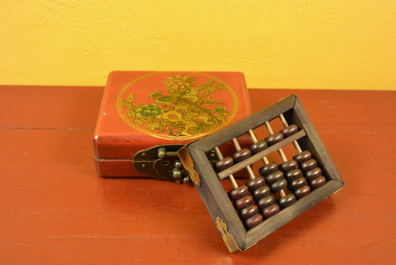 Caja Pequeña China rojo con un pájaro y ábaco de madera 1