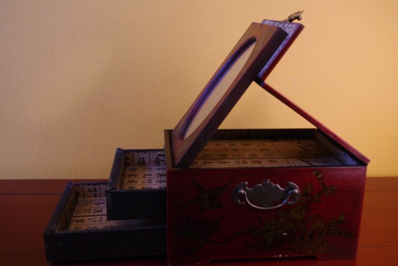 Click thumbnail to enlarge and hover over the picture to zoom Chinese Box Dragon and Phoenix Red 1