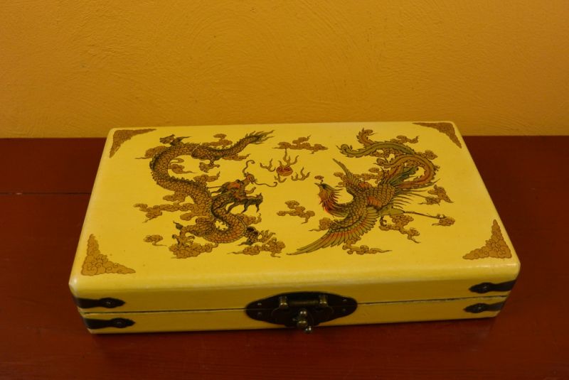 Chinese Box Gelb mit einem Drachen und Abakus 3