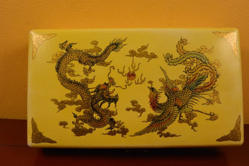 Chinese Box Gelb mit einem Drachen und Abakus 5