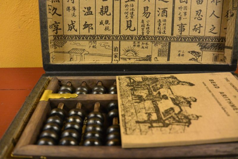 Chinese Box Schwarz mit einem Drachen und Abakus 3