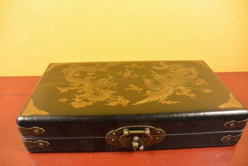 Chinese Box Schwarz mit einem Drachen und Abakus 4