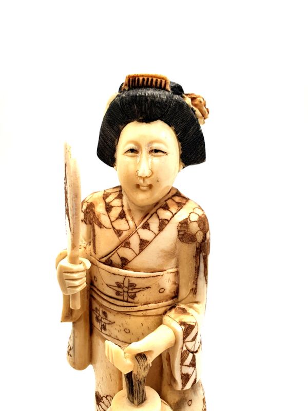 Chinese buffalo bone okimono - The geisha with the lantern 2