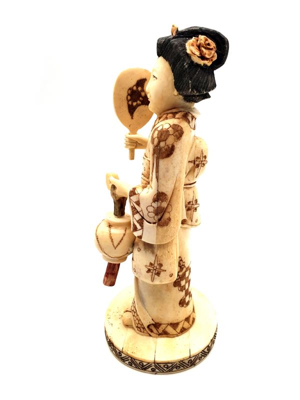 Chinese buffalo bone okimono - The geisha with the lantern 5