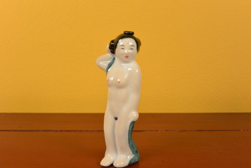 Chinese Erotica Snuff Bottle Standing nude Woman 1