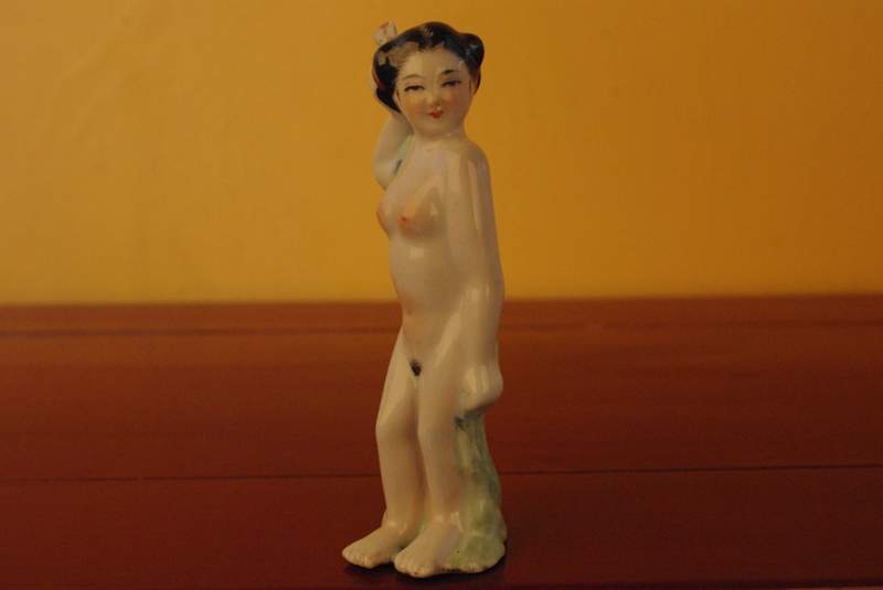 Chinese Erotica Snuff Bottle Standing nude Woman China 1